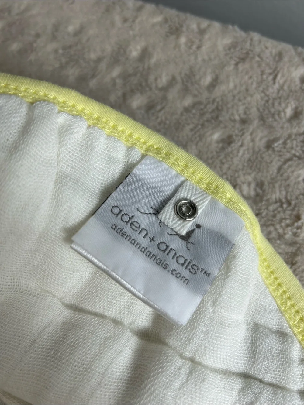 Aden + Anais Burpy Bib & Swaddle Love Book Yellow White Giraffe Print